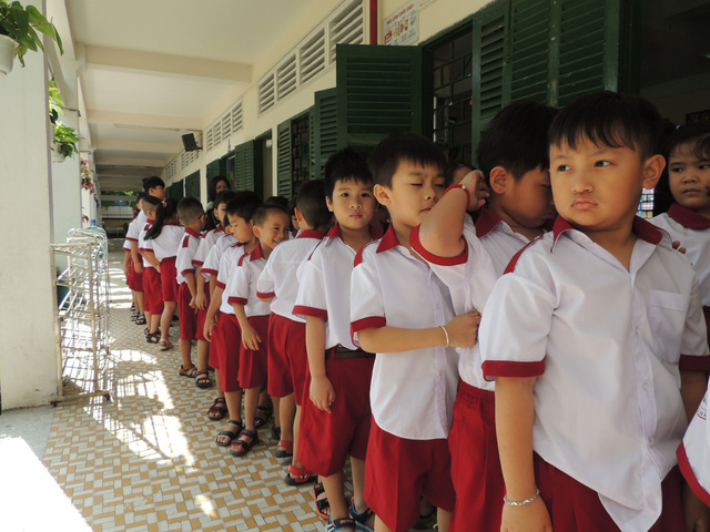 Học sinh trong một lớp của lớp 1 tại Trường tiểu học Hồng Hà, Bình Thạnh, TPHCM xếp hàng dài dằng dặc tập đi vệ sinh, uống nước.